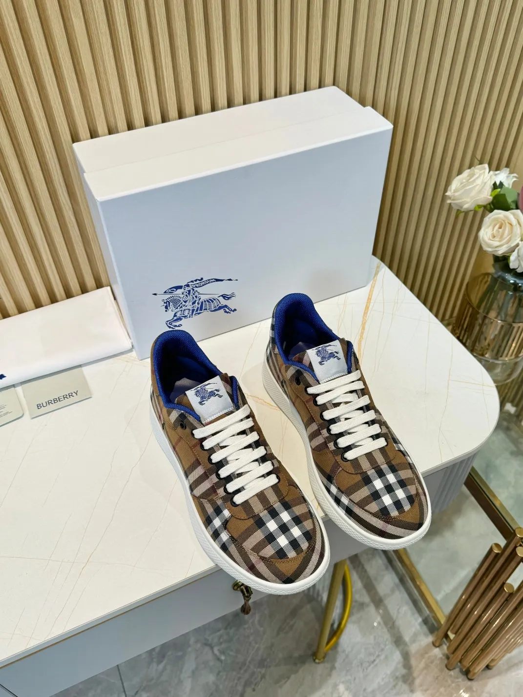 Men's men's shoes 💰560 Burberry's 2024 hot model is released. After three years, the classic plaid returns. It is versatile and decorated with worsted Burberry plaid pattern. Featuring a mesh lining and checkered laces, the rubber sole features the archive Burberry monogram. From Burberry's iconic collection, these wardrobe staples are interpreted with the brand's signature style.   ✅Fabric: classic cotton + silk cowhide ✅Lining: original board lining, silk cowhide lining ✅Outsole: TPU ✅Color: brown ✅Code number: 35-45 for men and women (35, 45 customized)